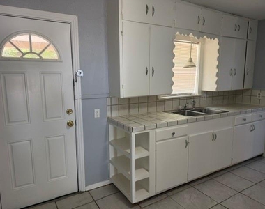206 E Nelson Street - Photo Thumbnail 2