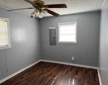 206 E Nelson Street - Photo Thumbnail 6