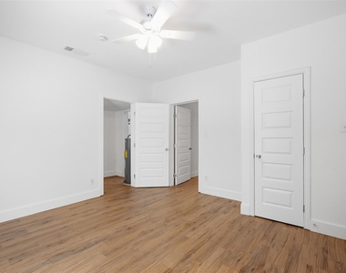 2222 W Bond Street - Photo Thumbnail 12