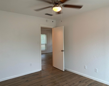 3901 Bois D Arc Street - Photo Thumbnail 7