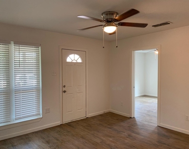 3901 Bois D Arc Street - Photo Thumbnail 4