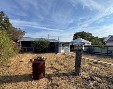413 E Locust Street - Photo Thumbnail 10