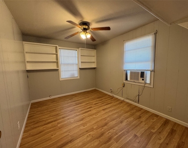 413 E Locust Street - Photo Thumbnail 6