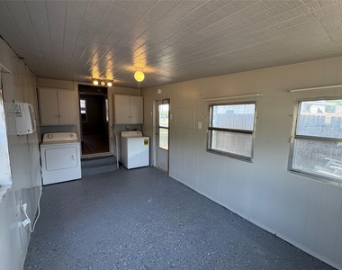 413 E Locust Street - Photo Thumbnail 8