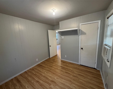 413 E Locust Street - Photo Thumbnail 7