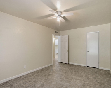 1000 Windy Meadow Drive - Photo Thumbnail 8
