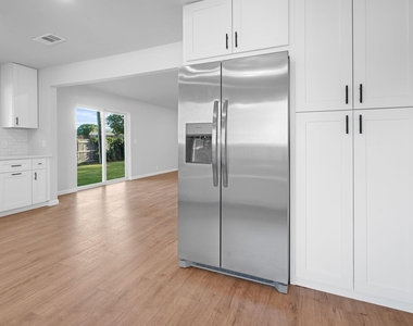 414 Hallmark Drive - Photo Thumbnail 8
