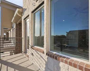 5713 Woodlands Drive - Photo Thumbnail 7