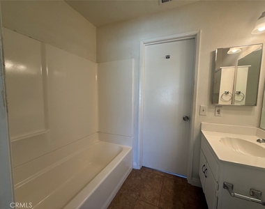 1103 W Francis Street - Photo Thumbnail 12