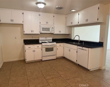 1103 W Francis Street - Photo Thumbnail 4