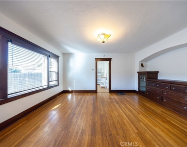 135 N San Marino Avenue - Photo Thumbnail 3