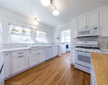 135 N San Marino Avenue - Photo Thumbnail 5