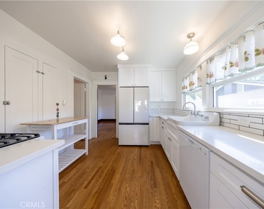 135 N San Marino Avenue - Photo Thumbnail 6