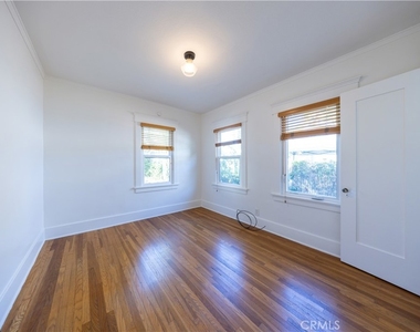 135 N San Marino Avenue - Photo Thumbnail 9