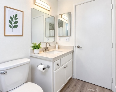 11657 Oxnard Street - Photo Thumbnail 3