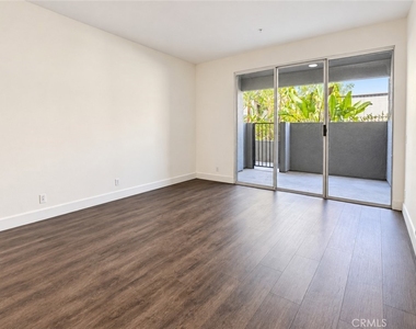 11657 Oxnard Street - Photo Thumbnail 21