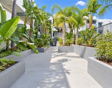 11657 Oxnard Street - Photo Thumbnail 6