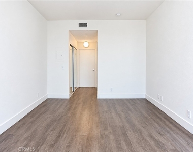 11657 Oxnard Street - Photo Thumbnail 18