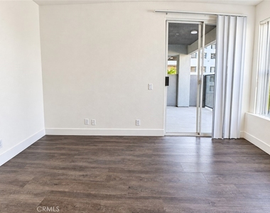 11657 Oxnard Street - Photo Thumbnail 4