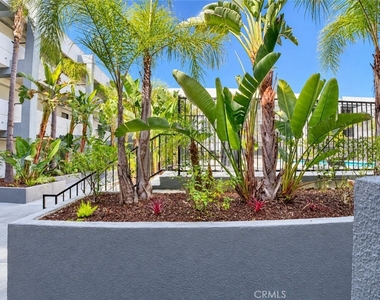 11657 Oxnard Street - Photo Thumbnail 23