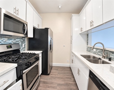 11657 Oxnard Street - Photo Thumbnail 11
