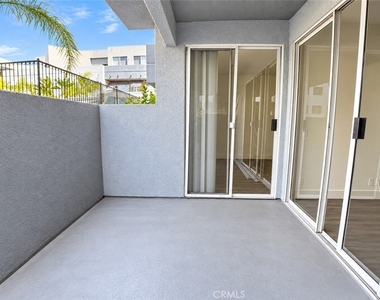 11657 Oxnard Street - Photo Thumbnail 15