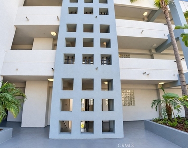 11657 Oxnard Street - Photo Thumbnail 2