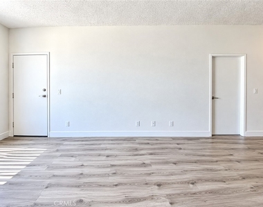 11657 Oxnard Street - Photo Thumbnail 8