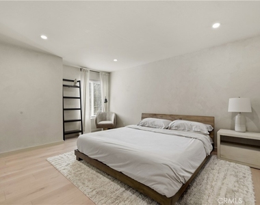 25039 Peachland Avenue - Photo Thumbnail 5