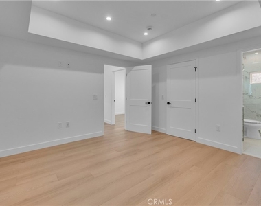 4698 Kraft Avenue - Photo Thumbnail 12