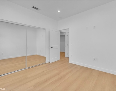 4698 Kraft Avenue - Photo Thumbnail 15