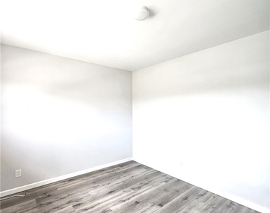 320 E Hullett - Photo Thumbnail 15