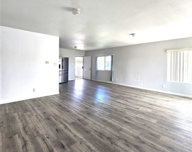320 E Hullett - Photo Thumbnail 7