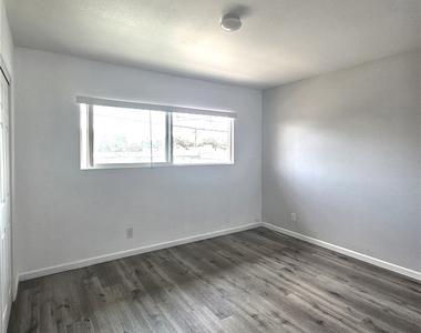 320 E Hullett - Photo Thumbnail 12