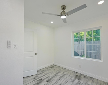 1925 Prospect St - Photo Thumbnail 12
