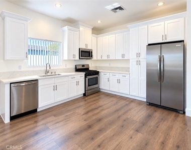 1129 N Catalina - Photo Thumbnail 2