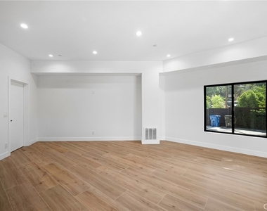 9601 N Clybourn Avenue - Photo Thumbnail 5