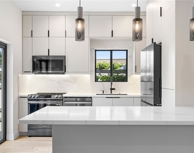 9601 N Clybourn Avenue - Photo Thumbnail 7