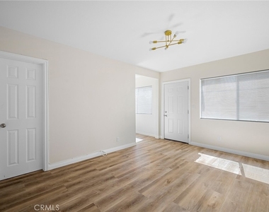 6250 Vineland Avenue - Photo Thumbnail 5