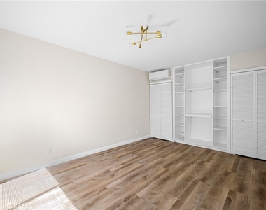 6250 Vineland Avenue - Photo Thumbnail 3