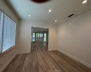 2712 Canada Boulevard - Photo Thumbnail 2