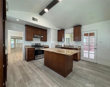 2712 Canada Boulevard - Photo Thumbnail 4