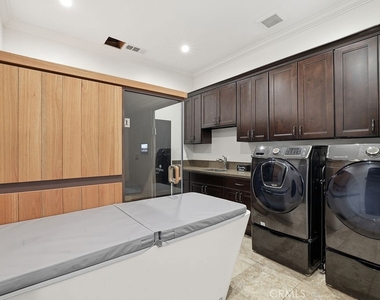 921 Monarch - Photo Thumbnail 36