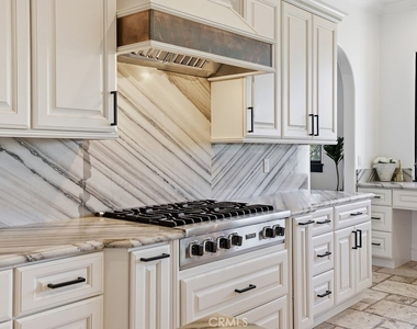921 Monarch - Photo Thumbnail 12
