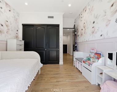 921 Monarch - Photo Thumbnail 32