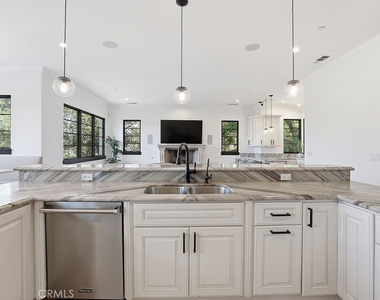 921 Monarch - Photo Thumbnail 10