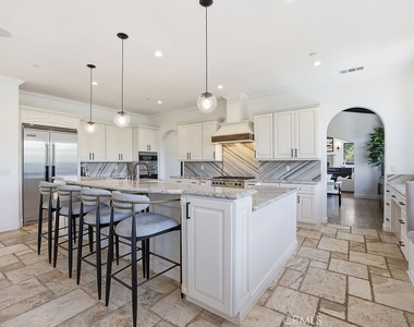 921 Monarch - Photo Thumbnail 5