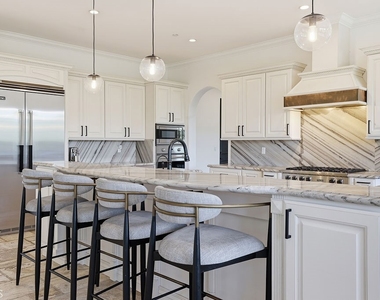 921 Monarch - Photo Thumbnail 4