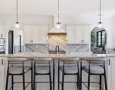 921 Monarch - Photo Thumbnail 7