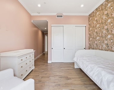 921 Monarch - Photo Thumbnail 40